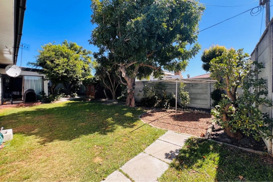 To Let 4 Bedroom Property for Rent in Goodwood Estate Western Cape